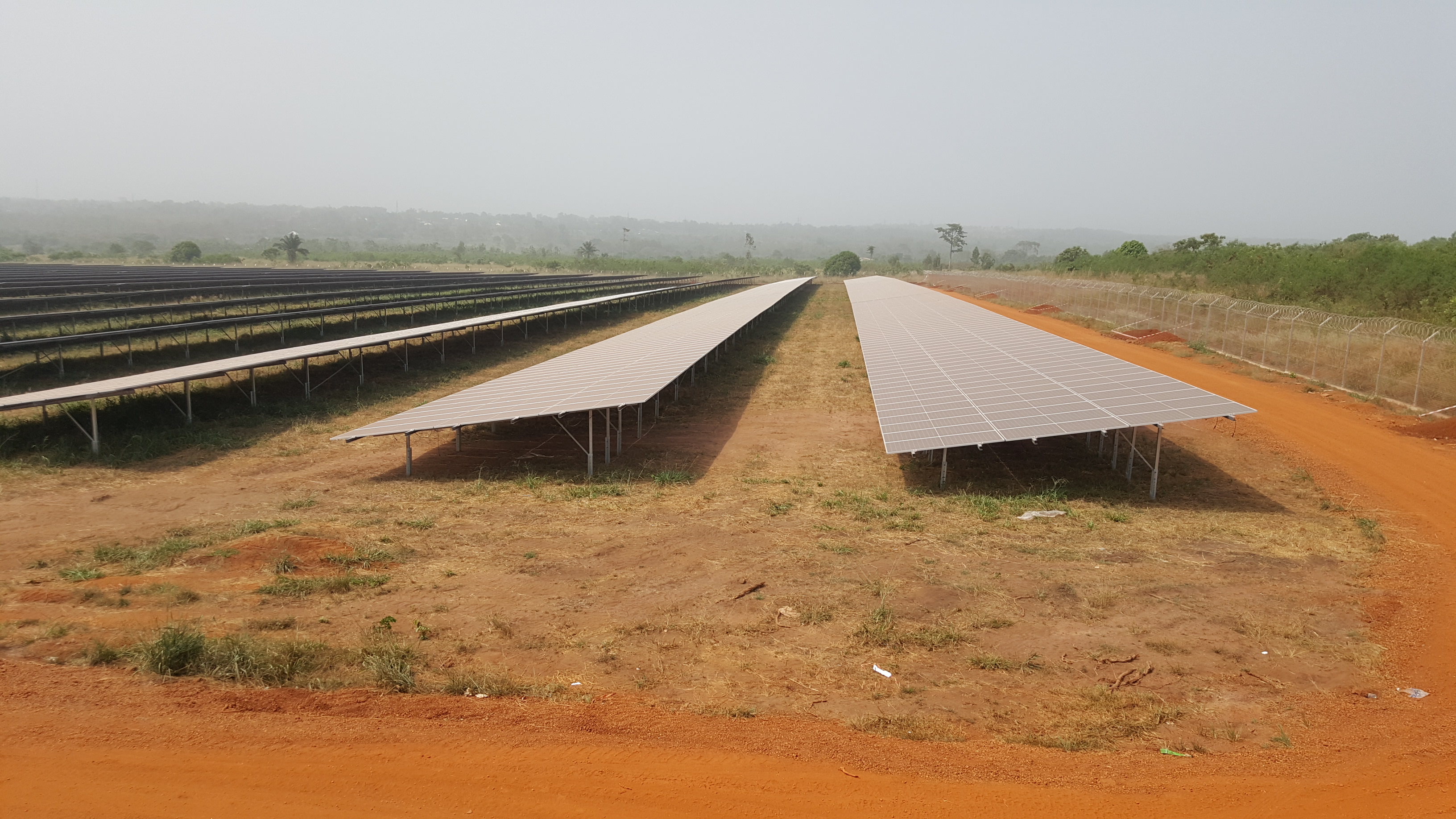 RMT et Eiffage Énergie Systèmes construisent la plus grande centrale solaire du Bénin dans le village d’Illoulofin (commune de Pobé)